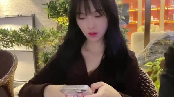 粘人小妖精让男友无从招架只能起来干-半雪